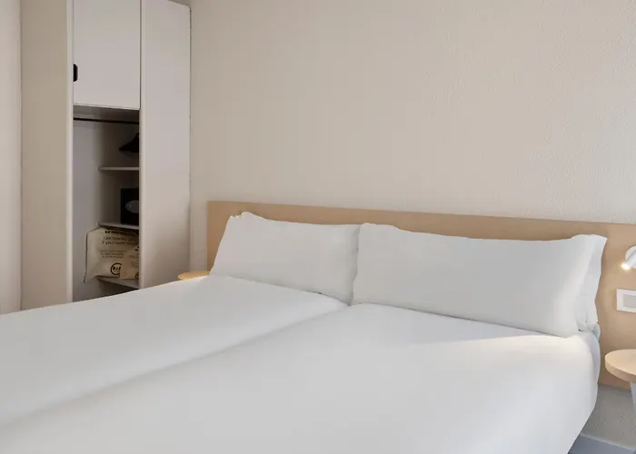 菲盖拉达福什宜必思酒店